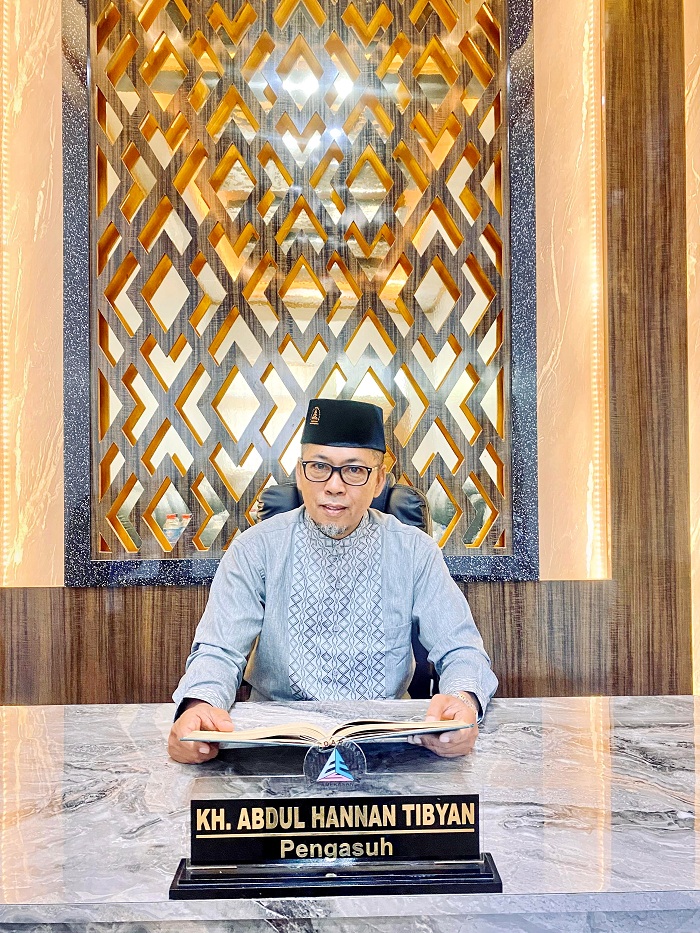 PERINTIS: Pengasuh Ponpes Puncak Darussalam RKH Abdul Hannan Tibyan saat ditemui di ruangannya, Selasa (18/3). (MOH. IQBAL AFGANI/JPRM)