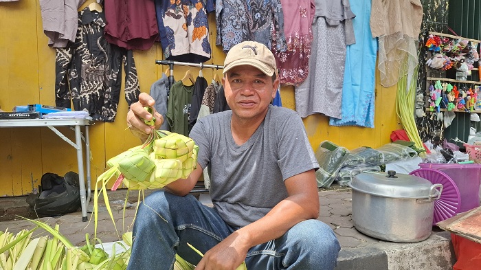 MENJELANG LEBARAN KETUPAT: Agus Maksum menunjukkan cangkang ketupat siap jual di Jalan Panglima Sudirman, Bangkalan, Sabtu (5/4). (IMAMUDIN/JPRM)