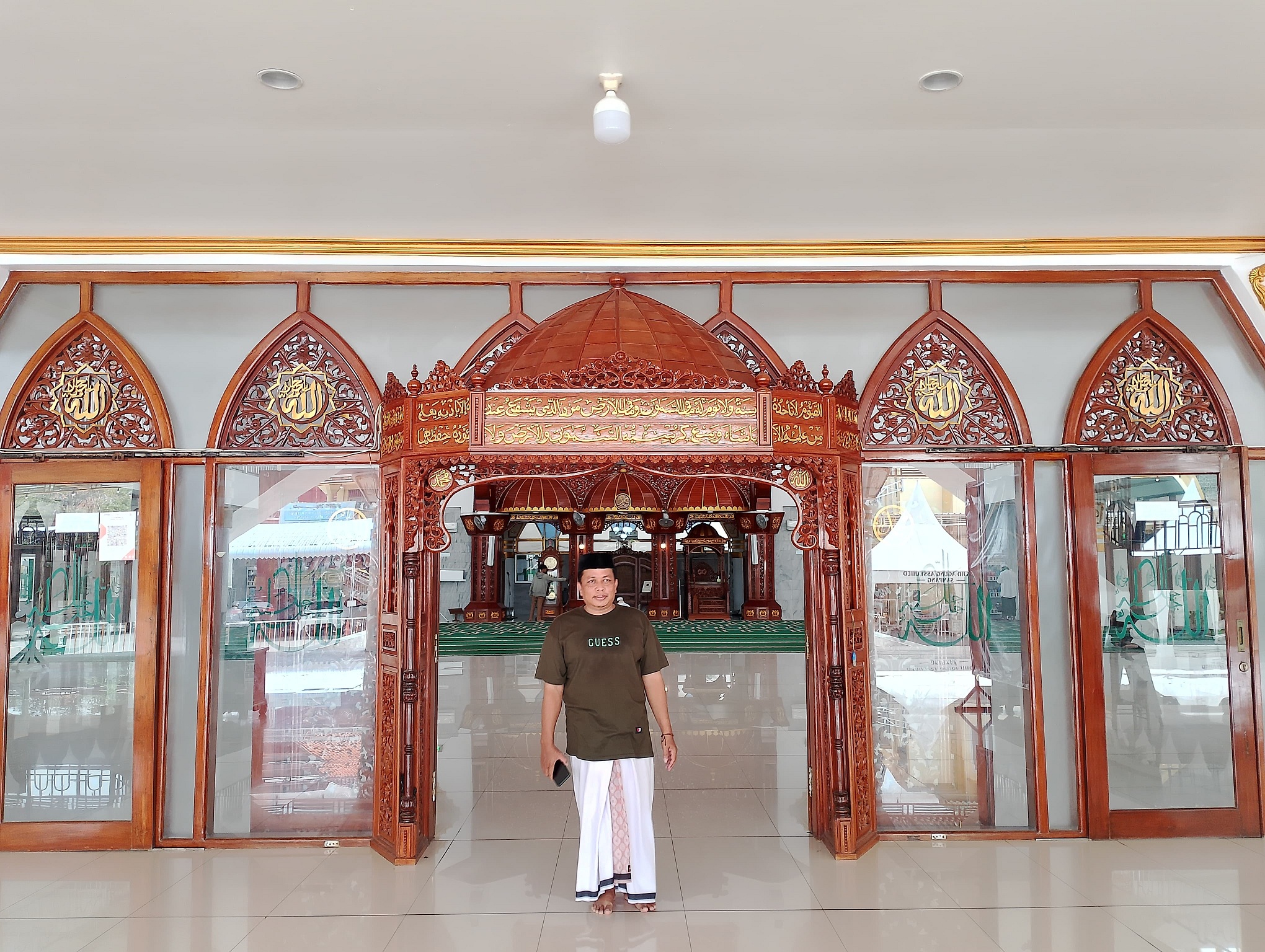 PENUH UKIRAN: Jemaah keluar dari Masjid Agung Asy-Syahied Sampang, Jumat (28/3). (UBAIDILLAHIR RA&rsquo;IE/JPRM)