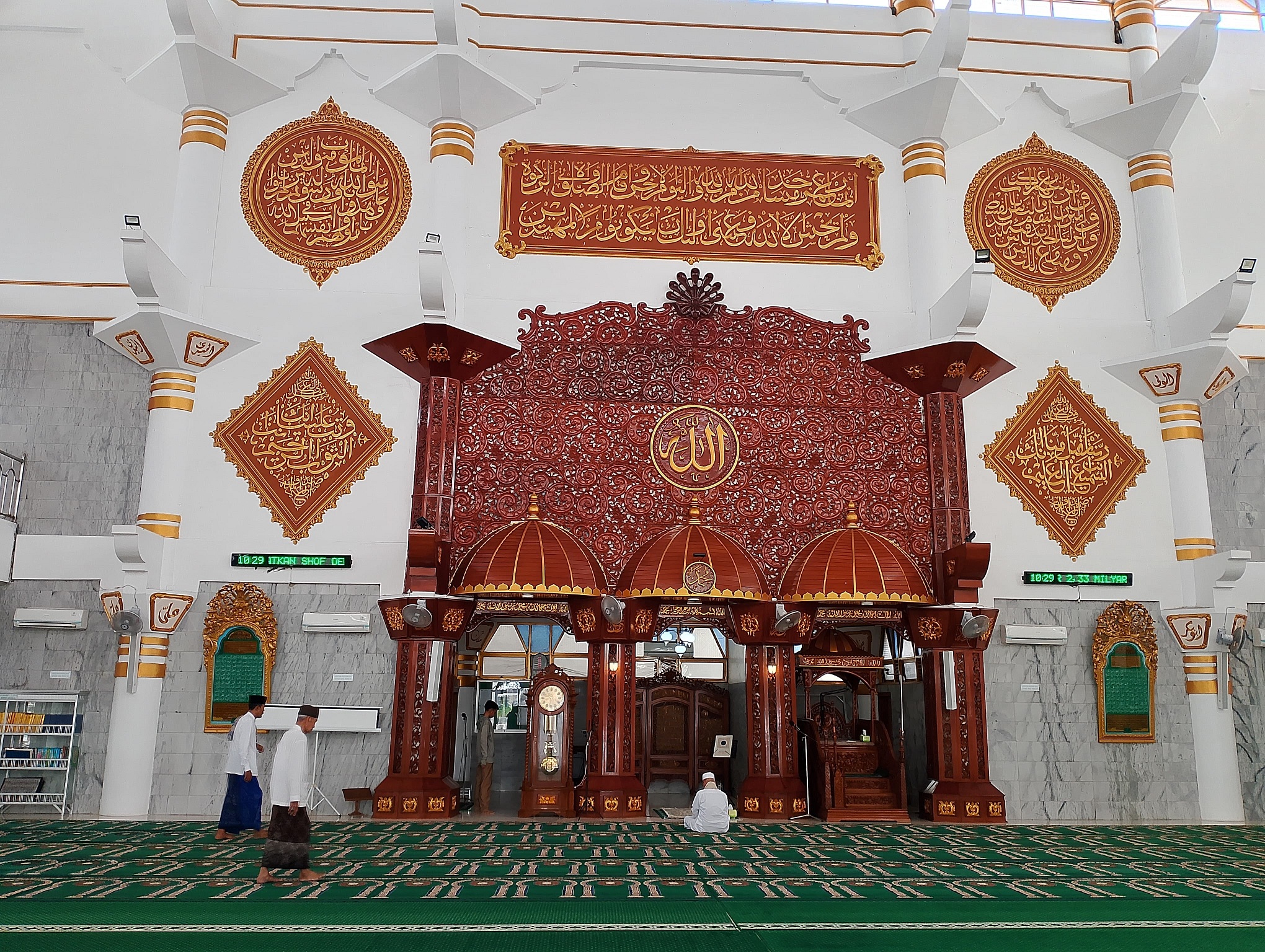 MEGAH: Jemaah menunggu salat Jumat di dalam Masjid Agung Asy-Syahied Sampang, Jumat (28/3). (UBAIDILLAHIR RA&rsquo;IE/JPRM)