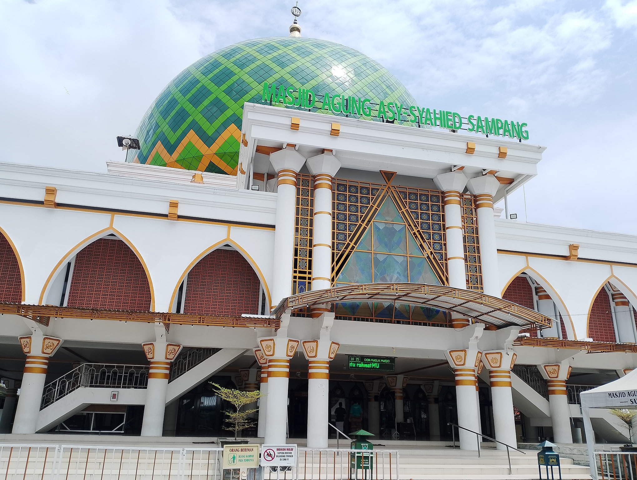 CERAH: Warga berada di teras Masjid Agung Asy-Syahied Sampang, Jumat (28/3). (UBAIDILLAHIR RA&rsquo;IE/JPRM)