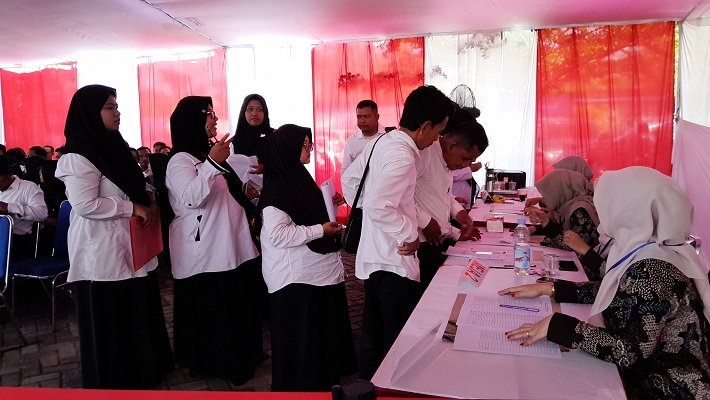 TUNGGU GILIRAN: Peserta seleksi PPPK 2024 tahap satu melakukan registrasi di Gedung Prima Jaya Abadi, Pamekasan, Selasa (3/12). (KHOLIL RAMLI/JPRM)