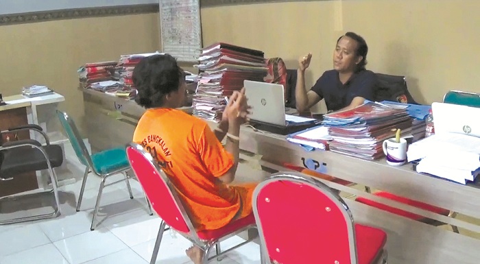 PELAKU UTAMA: Tersangka AM diperiksa penyidik Satreskrim Polres Bangkalan, Selasa (1/4). (POLRES BANGKALAN UNTUK JPRM)