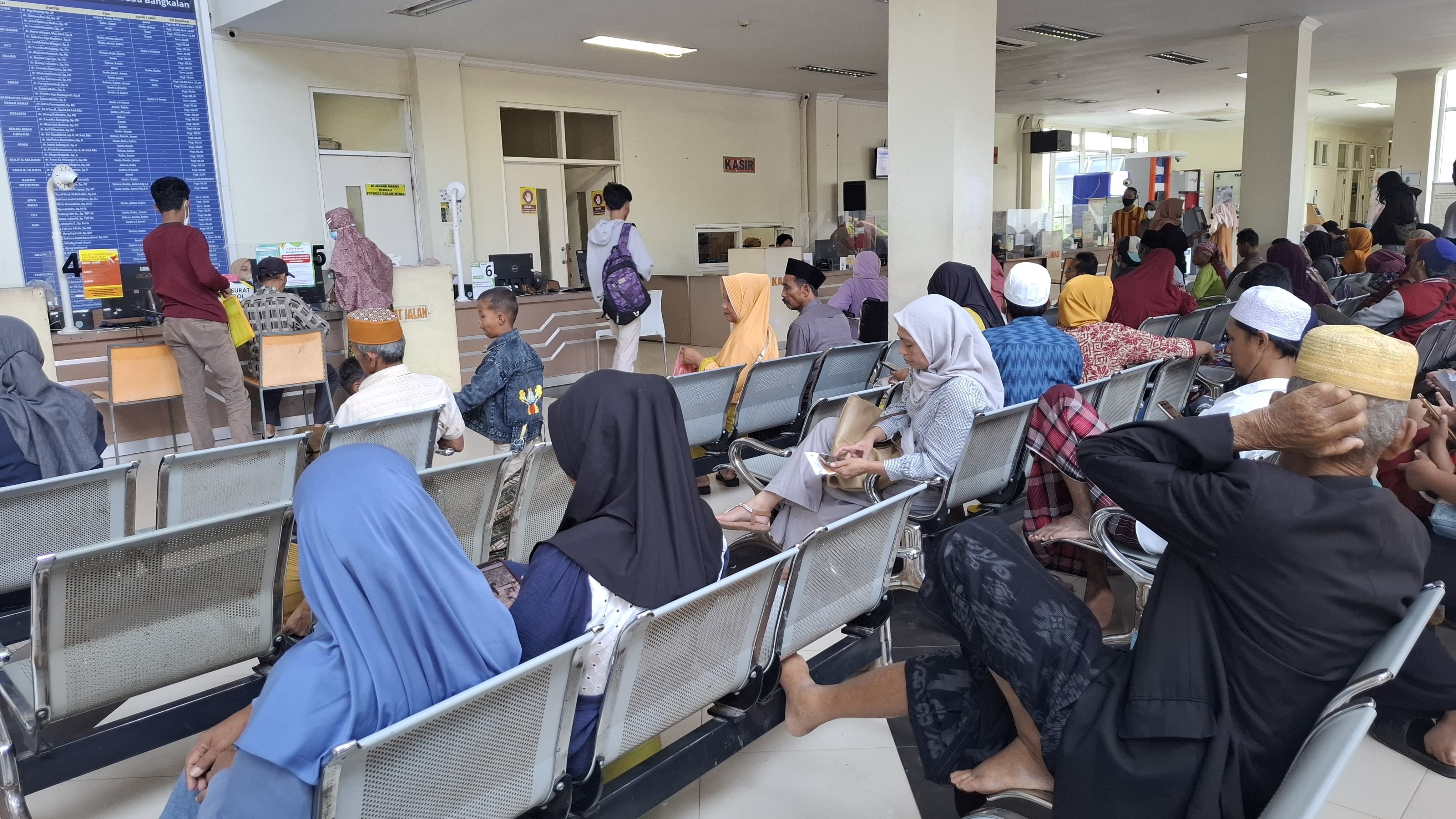 TUNGGU GILIRAN: Sejumlah orang berada di ruangan pendaftaran RSUD Bangkalan, Selasa (11/3). (IMAMUDIN/JPRM)