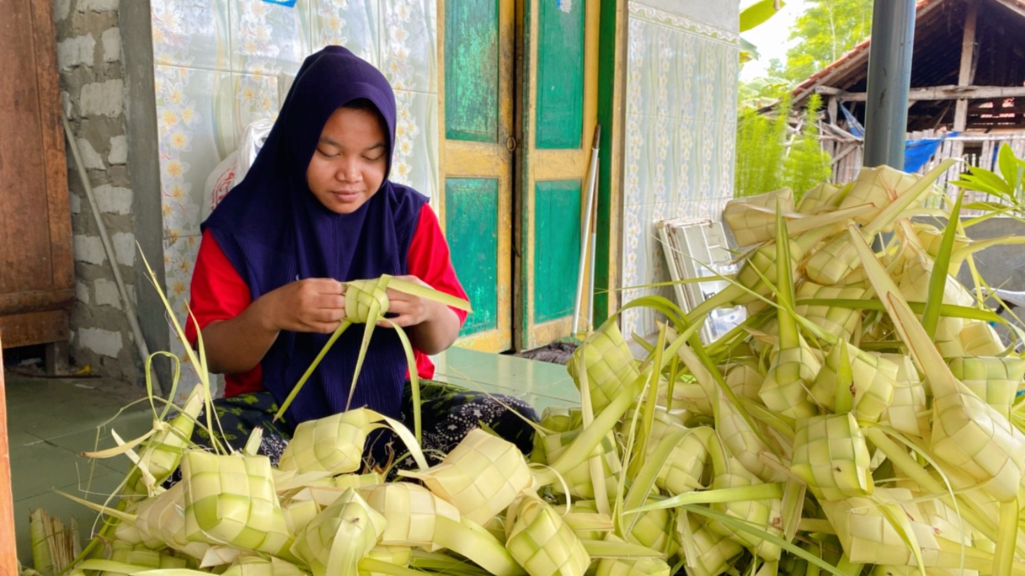 BANJIR ORDERAN: Hudaifah saat membuat orong ketupat di Desa Sokalelah, Kecamatan Kadur, Pamekasan kemarin. (AYU LATIFAH/JPRM)