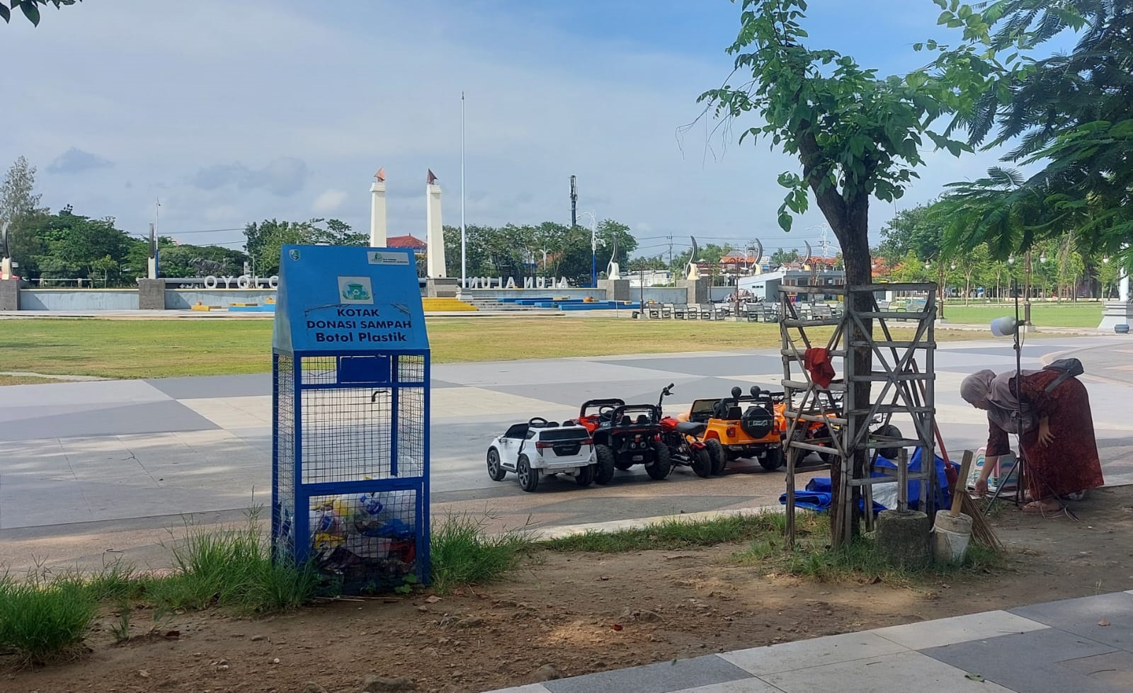 LUAS: Warga berada di sekitar kotak donasi sampah botol plastik yang ada di Alun-Alun Tronojoyo, Kota Sampang, Selasa (25/3). (JUNAIDI PONDIYANTO/JPRM)