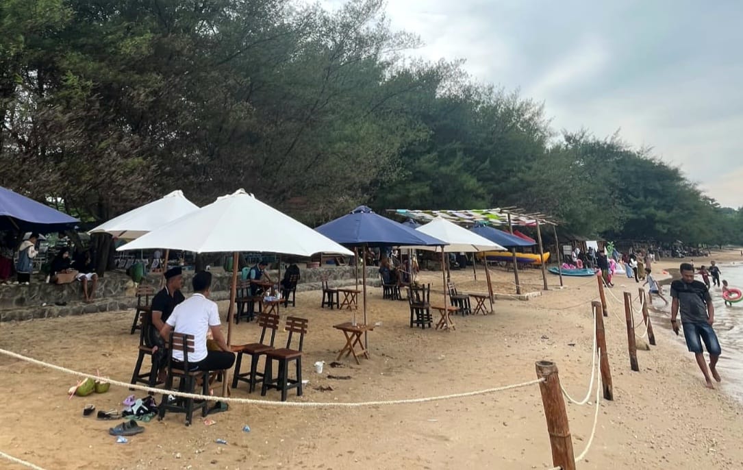 SANTAI: Pengunjung berlibur di Pantai Lon Malang yang berada di Desa Bira Tengah, Kecamatan Sokobanah, Rabu (2/4). (MASTUKI UNTUK JPRM)