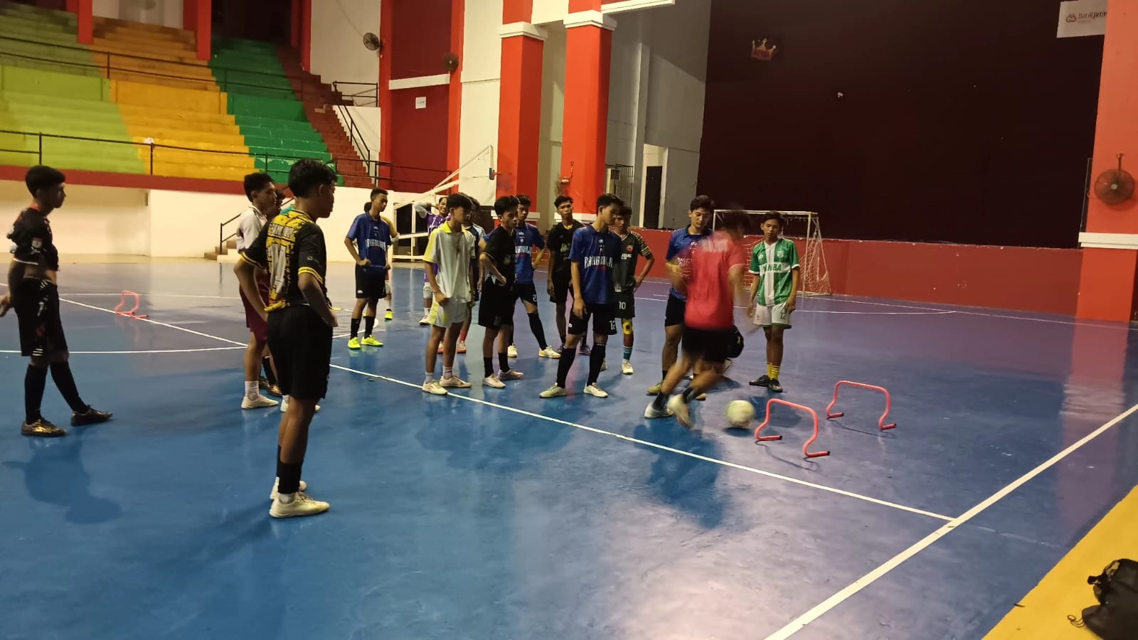 MATANGKAN PERSIAPAN: Tim futsal pra-porprov Bangkalan mengikuti latihan di lapangan futsal GOR Sultan Abdul Kadirun Bangkalan, Senin (24/3). (AFKAB UNTUK JPRM)