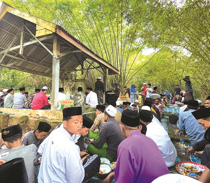 TRADISI: Ratusan warga mengikuti rokat buju&rsquo; dengan khidmat di Dusun Tengginah, Desa Klompang Timur, Kecamatan Pakong, Pamekasan, Senin (7/4). (ISMAIL MARZUKI UNTUK JPRM)