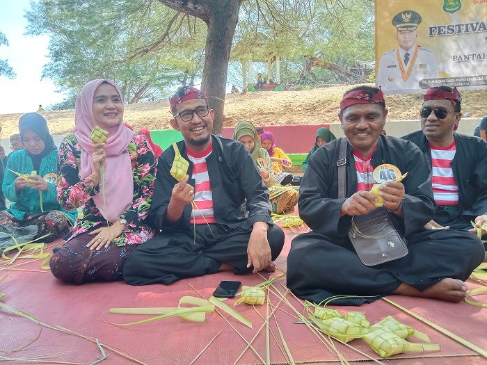 SERASI: Bupati Achmad Fauzi Wongsojudo beserta istrinya, Nia Kurnia Fauzi, saat membuat selongsong ketupat di festival ketupat yang terselenggara di tempat wisata Pantai Slopeng, Kecamatan Dasuk. (MOH