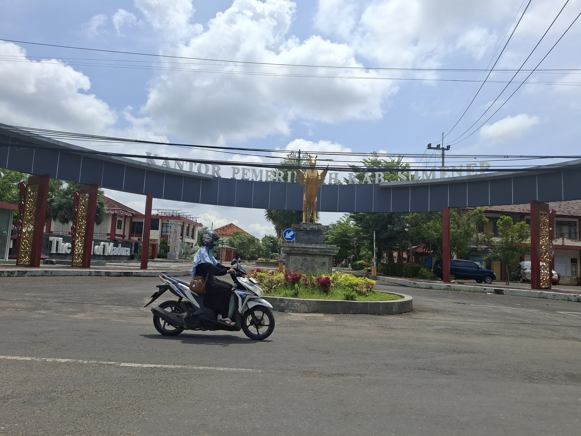 SEPI: Pengendara melintas di depan kantor Pemkab Sumenep yang berlokasi di Jalan dr Cipto, Desa Kolor, Kecamatan Kota, kemarin. (MOH. IQBAL/JPRM)