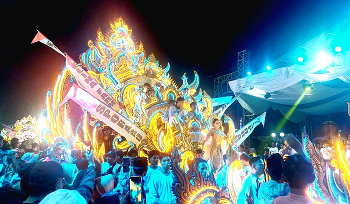 ESTETIK: Salah satu kelompok kesenian daul combo saat tampil dalam acara parade daul combodug di Kota Sampang pada Sabtu (5/4) malam. (JUNAIDI PONDIYANTO/JPRM)