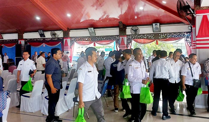 HARUS DISIPLIN: ASN di lingkungan Pemkab Sampang meninggalkan Pendopo Trunojoyo setelah mengikuti musrenbang tingkat kabupaten, Rabu (19/3). (JUNAIDI PONDIYANTO/JPRM)
