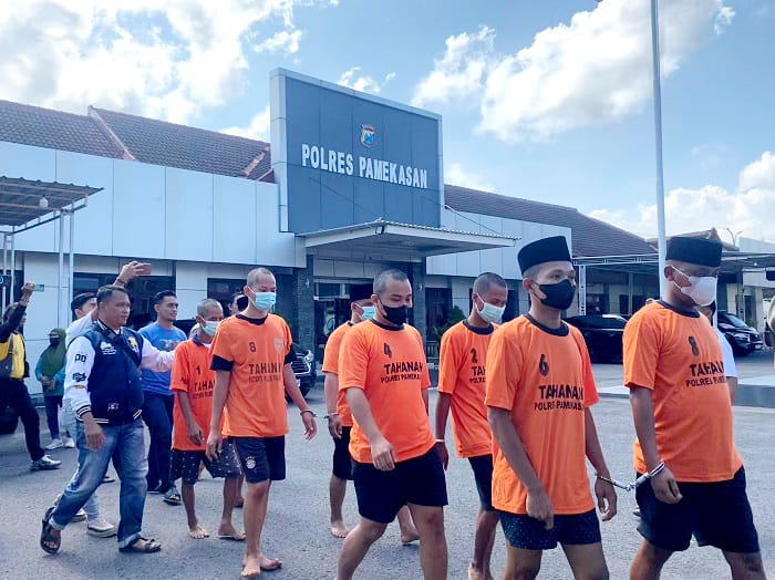 MENJADI PENYESALAN: Delapan tersangka pesta petasan di Dusun Laok Somor, Desa Pangorayan, Kecamatan Proppo, Pamekasan, digiring polisi Senin (7/4). (MOH. IQBAL AFGANI/JPRM)