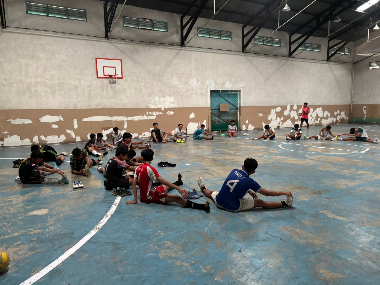 PEREGANGAN: Atlet AFK Pamekasan mengikuti serangkaian latihan di Lapangan Sportifo Futsal Pamekasan, Minggu (16/3). (AFK PAMEKASAN UNTUK JPRM)