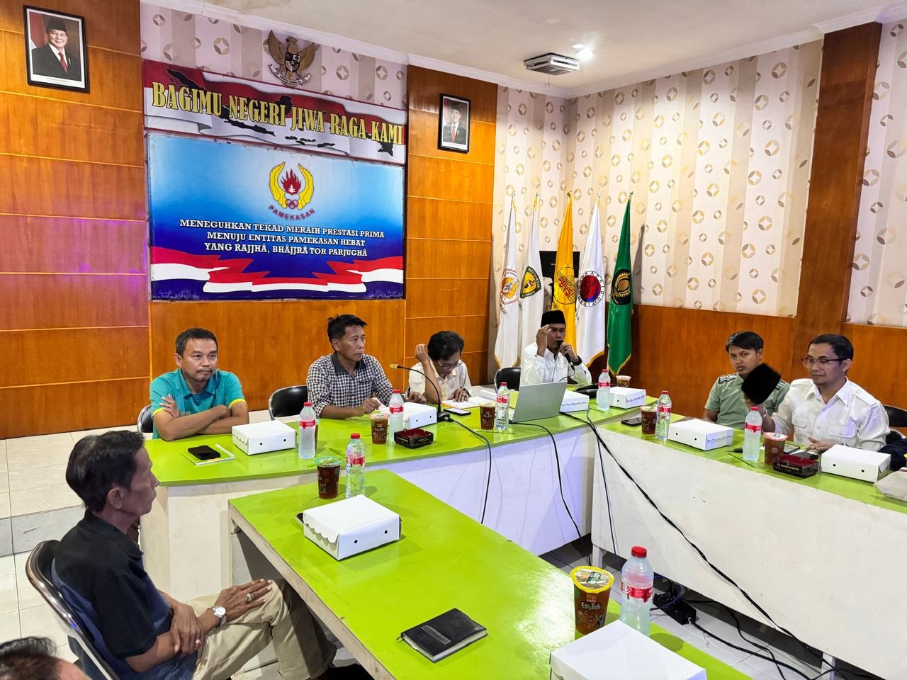 DISKUSI: KONI Pamekasan menggelar rapat koordinasi persiapan Porprov IX Jawa Timur, Rabu (26/3). (KONI PAMEKASAN UNTUK JPRM)
