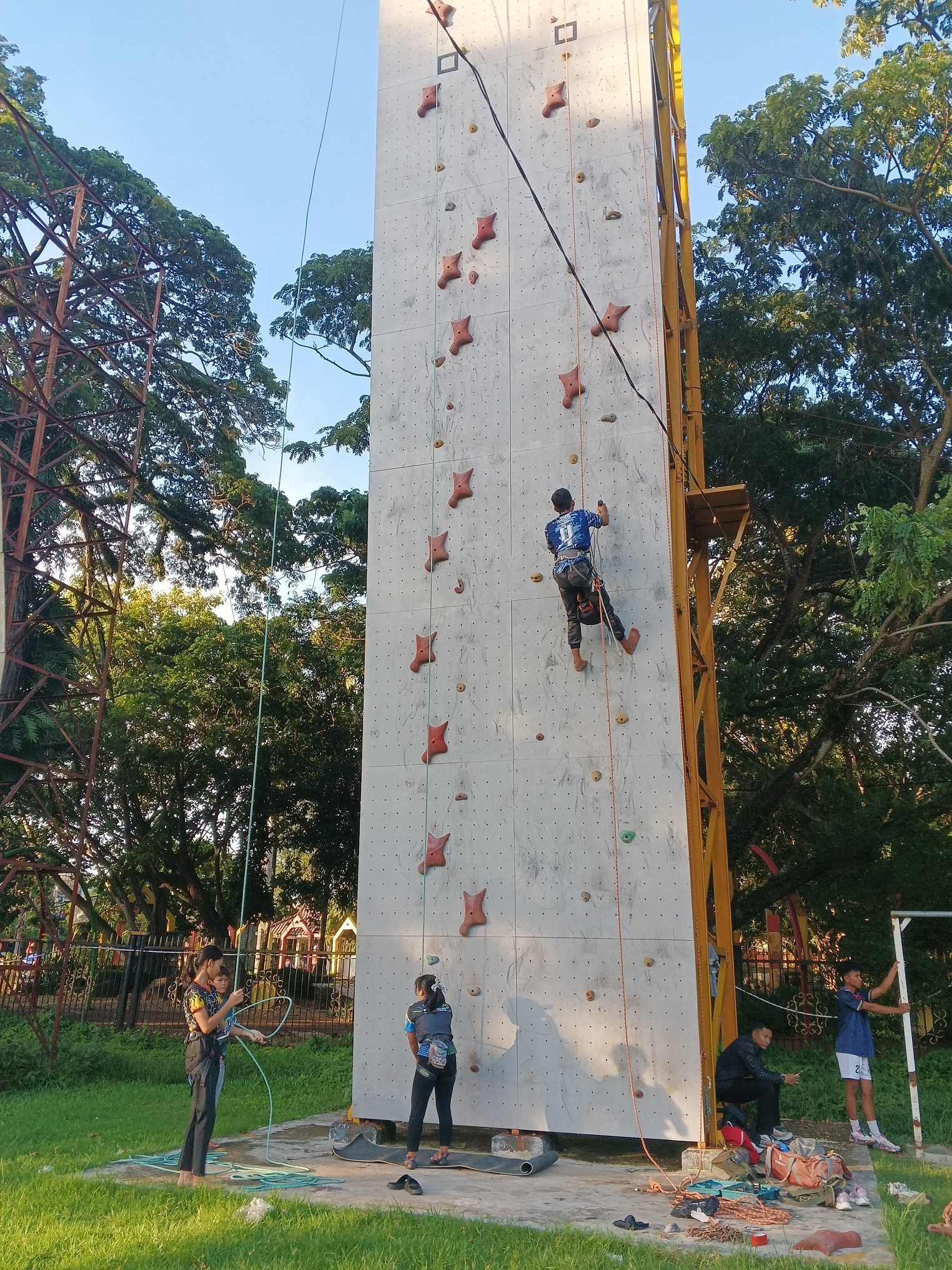 MATANGKAN PERSIAPAN: Atlet FPTI Bangkalan saat mengikuti latihan di Alun-Alun Bangkalan, Sabtu (15/3). (FPTI UNTUK JPRM)