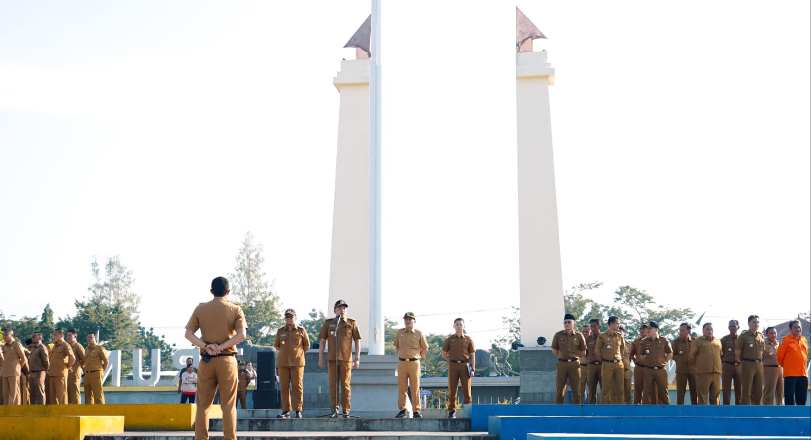 TEGAK LURUS: Bupati Sampang mengumpulkan ribuan ASN se-Sampang untuk menyatukan komitmen dalam memberikan layanan terbaik untuk masyarakat.