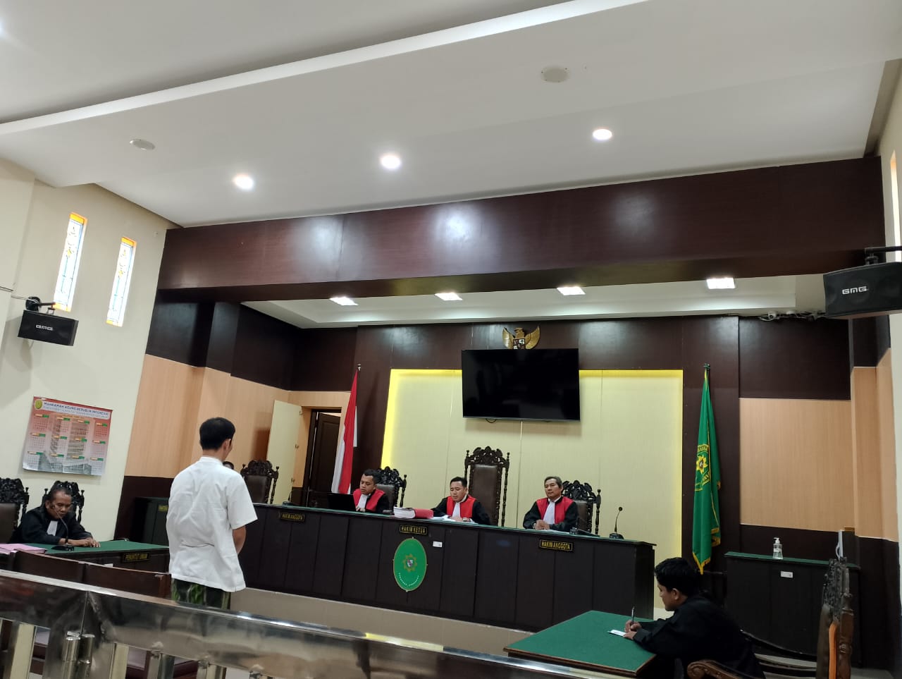 DIADILI: Dota Satria mengikuti sidang putusan di Pengadilan Negeri Sampang kemarin. (UBAIDILLAHIR RAIE/JPRM)