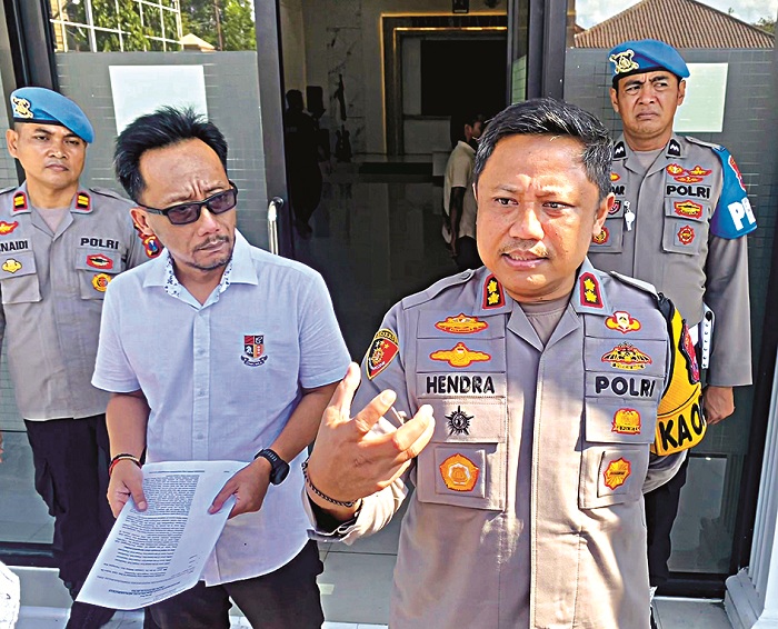 BERI KETERANGAN: Kapolres Pamekasan AKBP Hendra Eko Triyulianto didampingi Kasatreskrim AKP Doni Setiawan (kemeja putih) usai konferensi pers, Senin (7/4). (MOH. IQBAL AFGANI/JPRM)