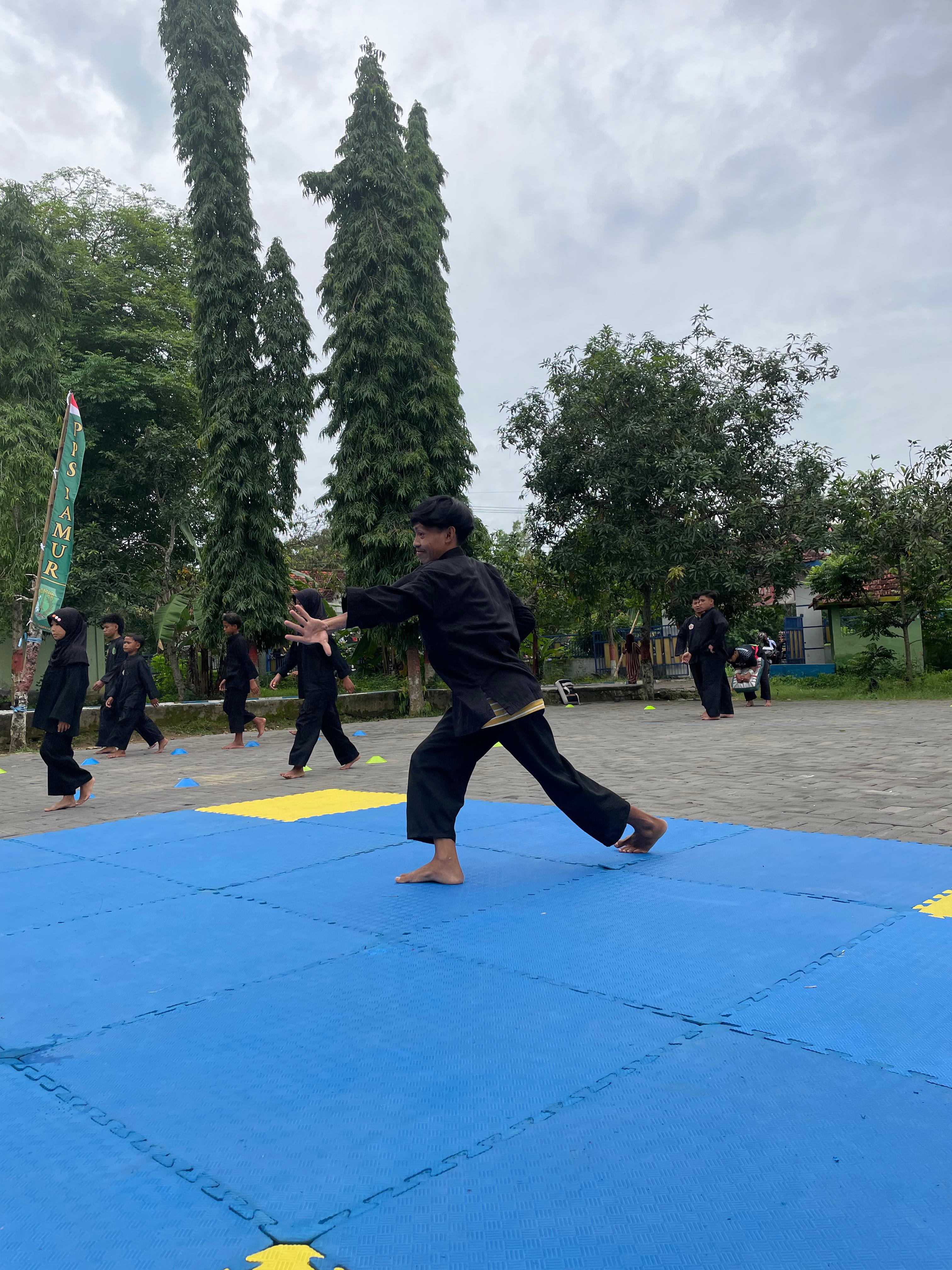 PAMUR UNTUK JPRM PENUH SEMANGAT: Atlet Pamur Sampang melakukan latihan bersama di Robatal, Minggu (16/3).