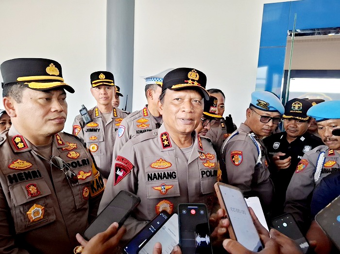 TURUN LANGSUNG: Kapolda Jatim Irjen Pol Nanang Avianto menyampaikan keterangan kepada wartawan di Terminal Arya Wiraraja Sumenep Selasa (8/4). (MOH. LATIF/JPRM)