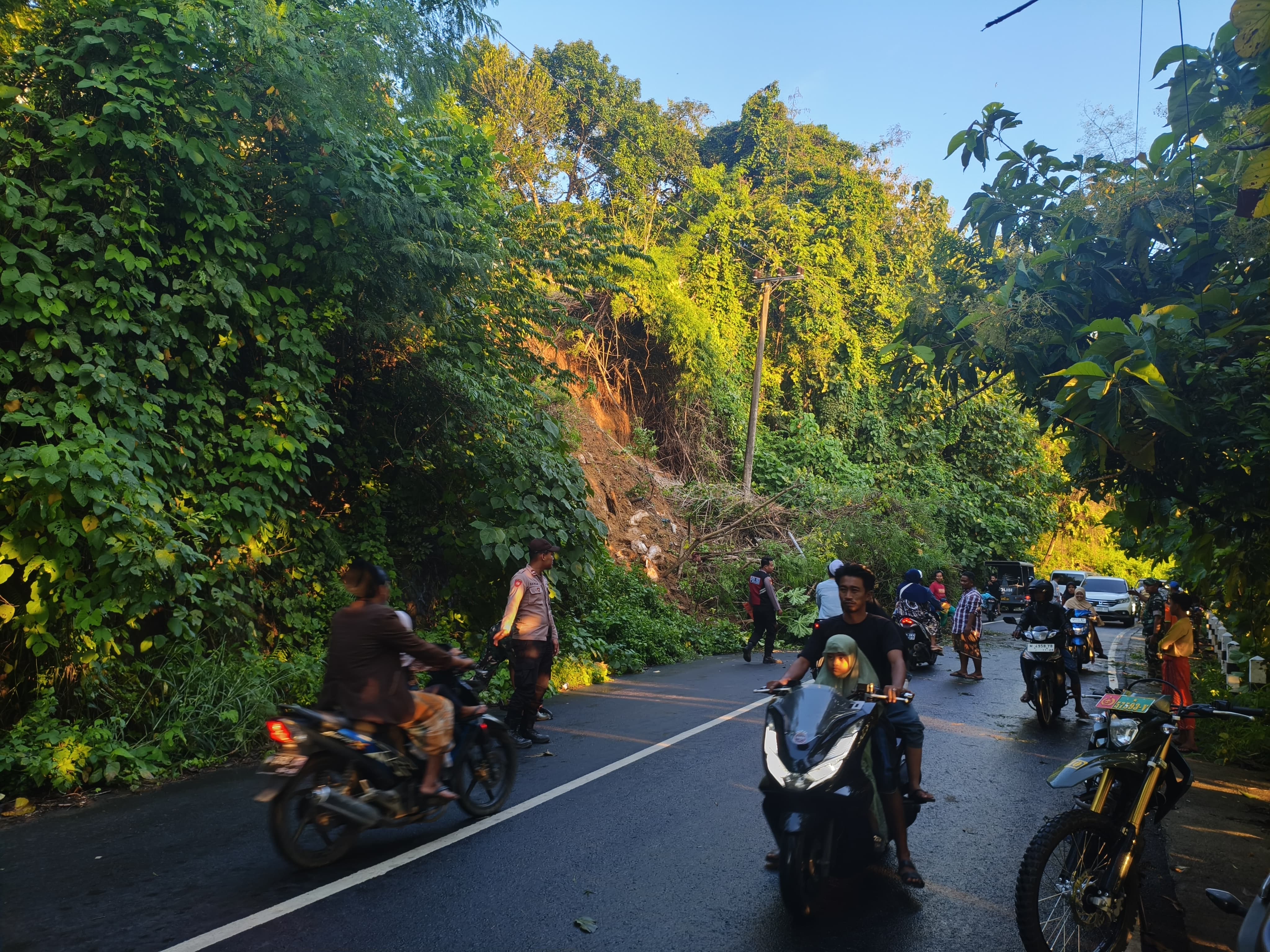 MACET: Pengendara hati-hati melintas di area lokasi kejadian longsor di jalan raya Desa Waru Barat, Kecamatan Waru, Selasa (9/4). (AYU LATIFAH/JPRM)