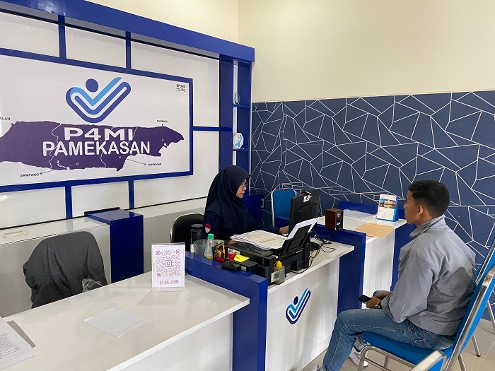 PEJUANG KELUARGA: Seorang calon PMI mengurus dikantor P4MI beberapa waktu lalu. (AYU LATIFAH/JPRM)