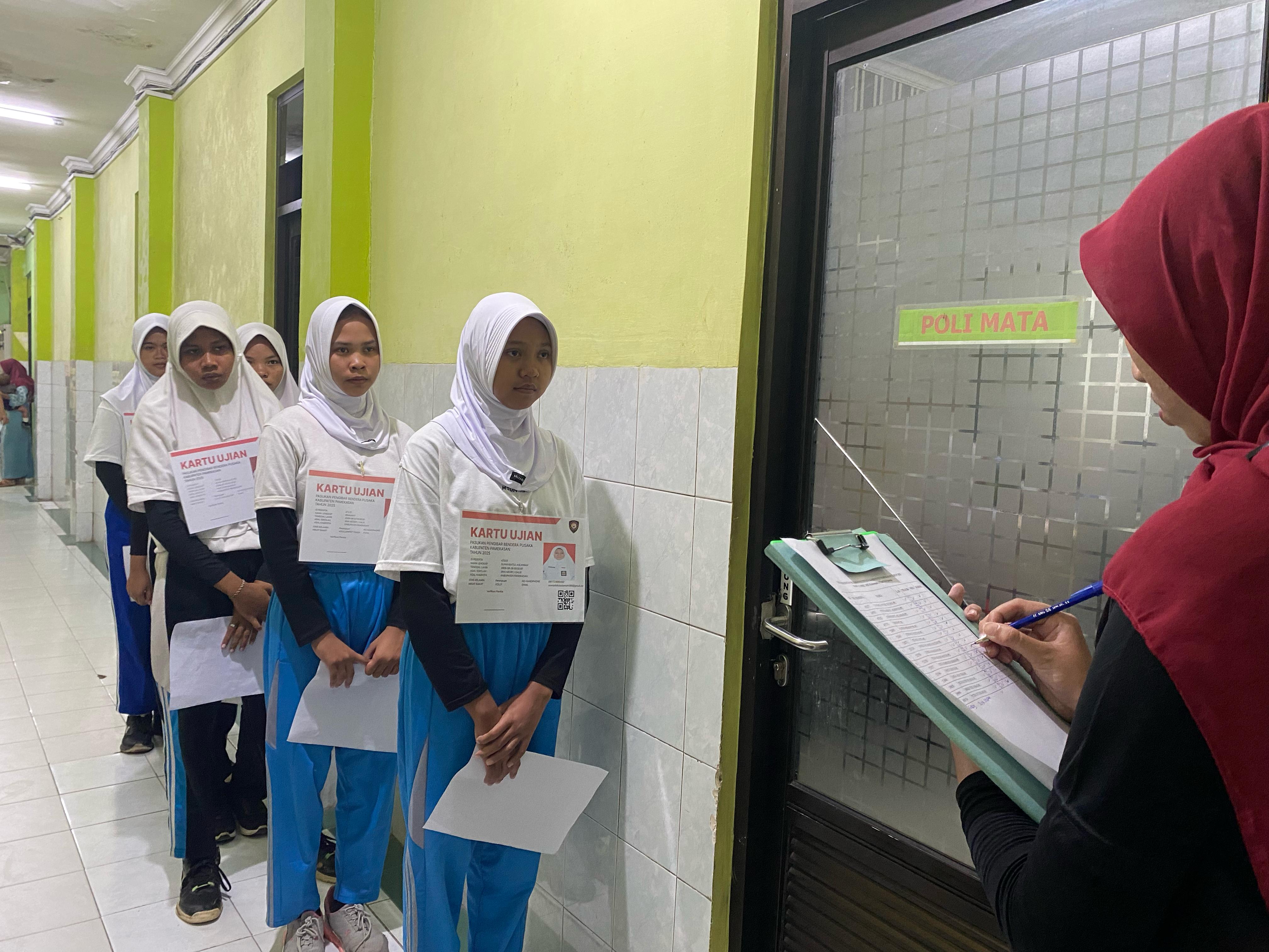 ANTRE: Deswinta Fitria Mustafa Putri mendata peserta Paskibraka saat tes kesehatan di RSUD Smart kemarin. (AYU LATIFAH/JPRM)