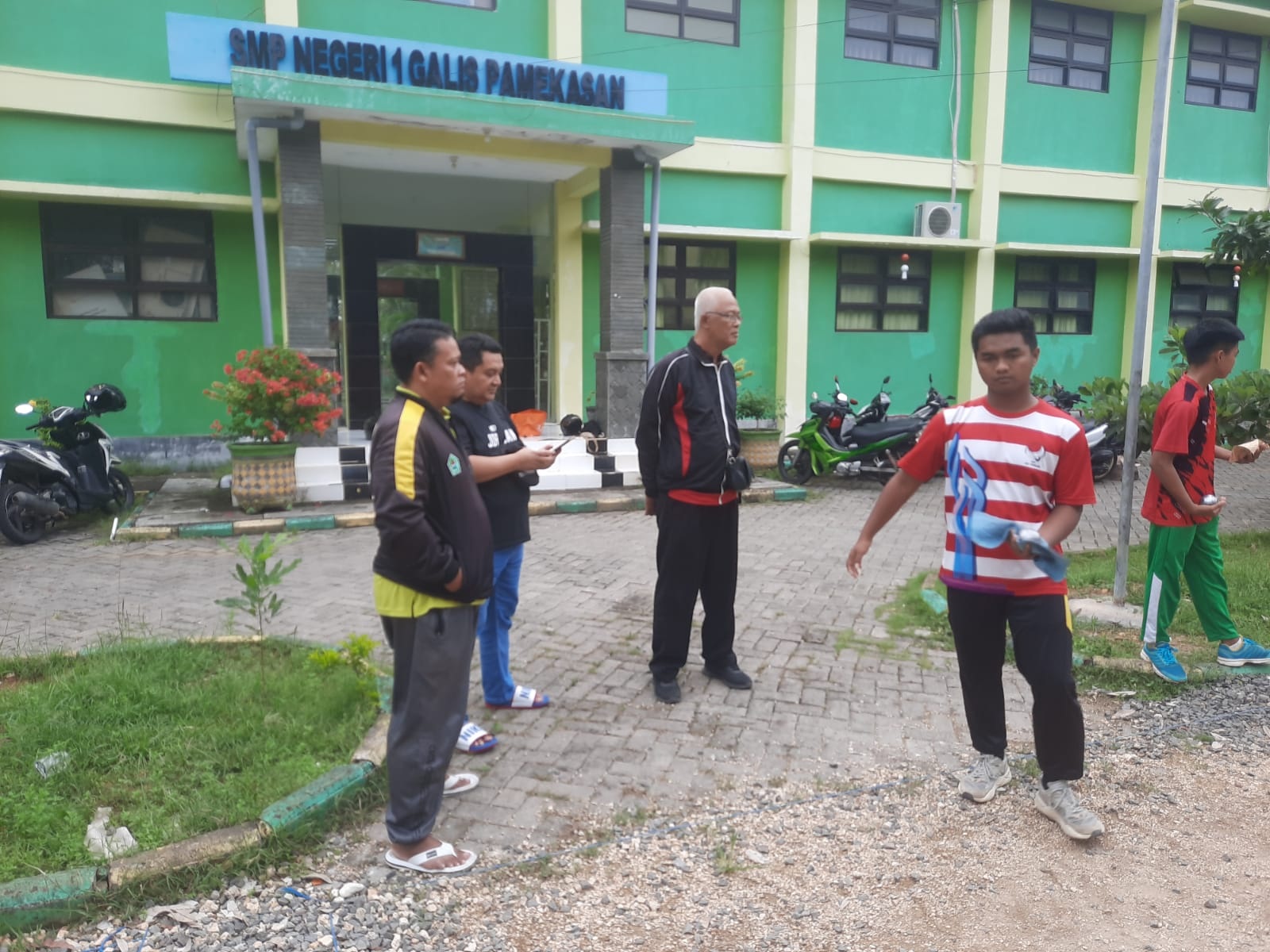 MEMANTAU: Tim BP Puslatkab KONI Pamekasan memonitor latihan atlet petanque, Jumat (14/3). (PB PUSLATKAB UNTUK JPRM)