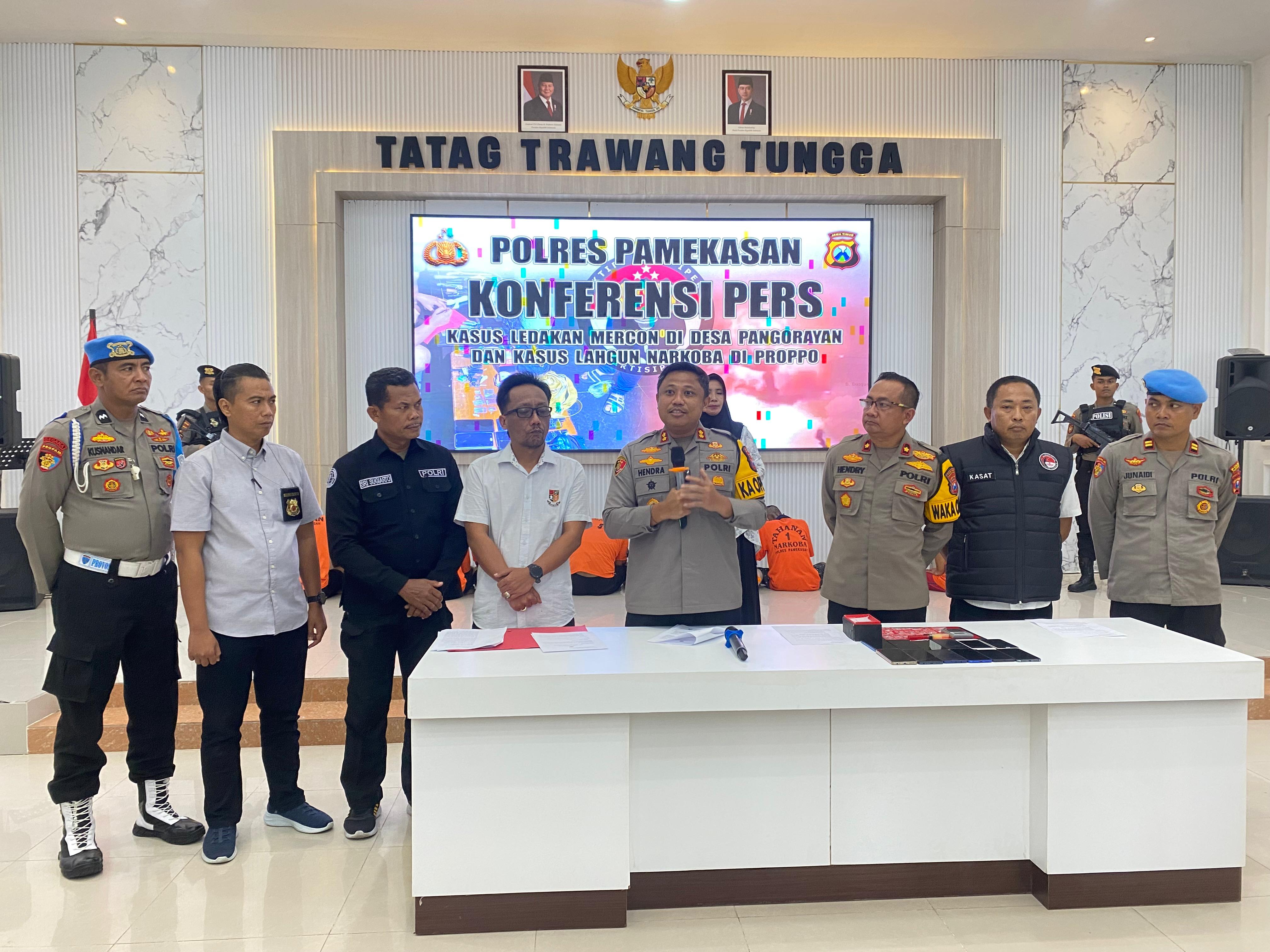 DIRILIS: Kapolres Pamekasan AKBP Hendra Eko Triyulianto (empat dari kanan) memimpin konferensi pers, Senin (7/4). (MOH. IQBAL AFGANI/JPRM)