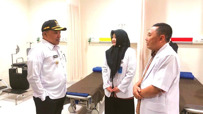 REPRESENTATIF: Founder Klinik Utama Amin Medical Center dr Yuski Amin (kanan) berbincang dengan Bupati Sampang Slamet Junaidi saat meninjau ruangan pelayanan klinik Kamis (10/4).