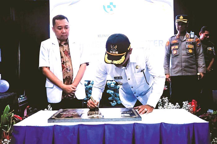 SIMBOLIS: Bupati Slamet Junaidi menandatangani prasasti peresmian Klinik Utama Amin Medical Center disaksikan Founder Klinik Utama Amin Medical Center dr Yuski Amin (kiri) di klinik Kamis (10/4)