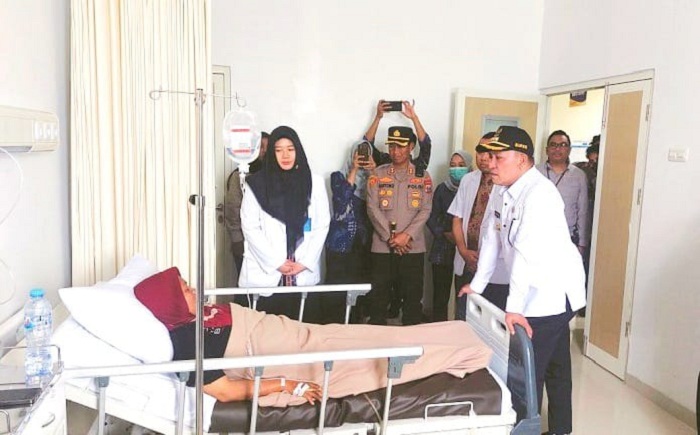HUMANIS: Manajemen Klinik Utama Amin Medical Center bersama Bupati Sampang Slamet Junaidi menyapa pasien yang menjalani perawatan di Klinik Utama Amin Medical Center Kamis (10/4).