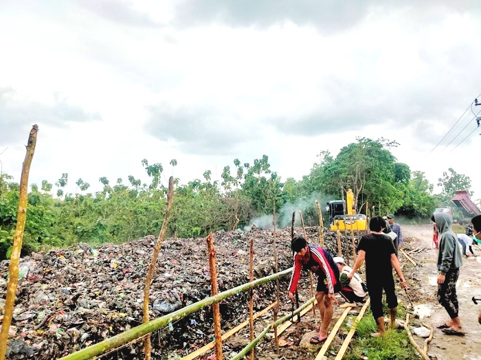 MANDIRI: Warga bersih-bersih tumpukan sampah di tepi poros jalan Desa Kalinganyar, Gelaman, Kecamatan Arjasa. (ISKANDAR UNTUK JPRM)