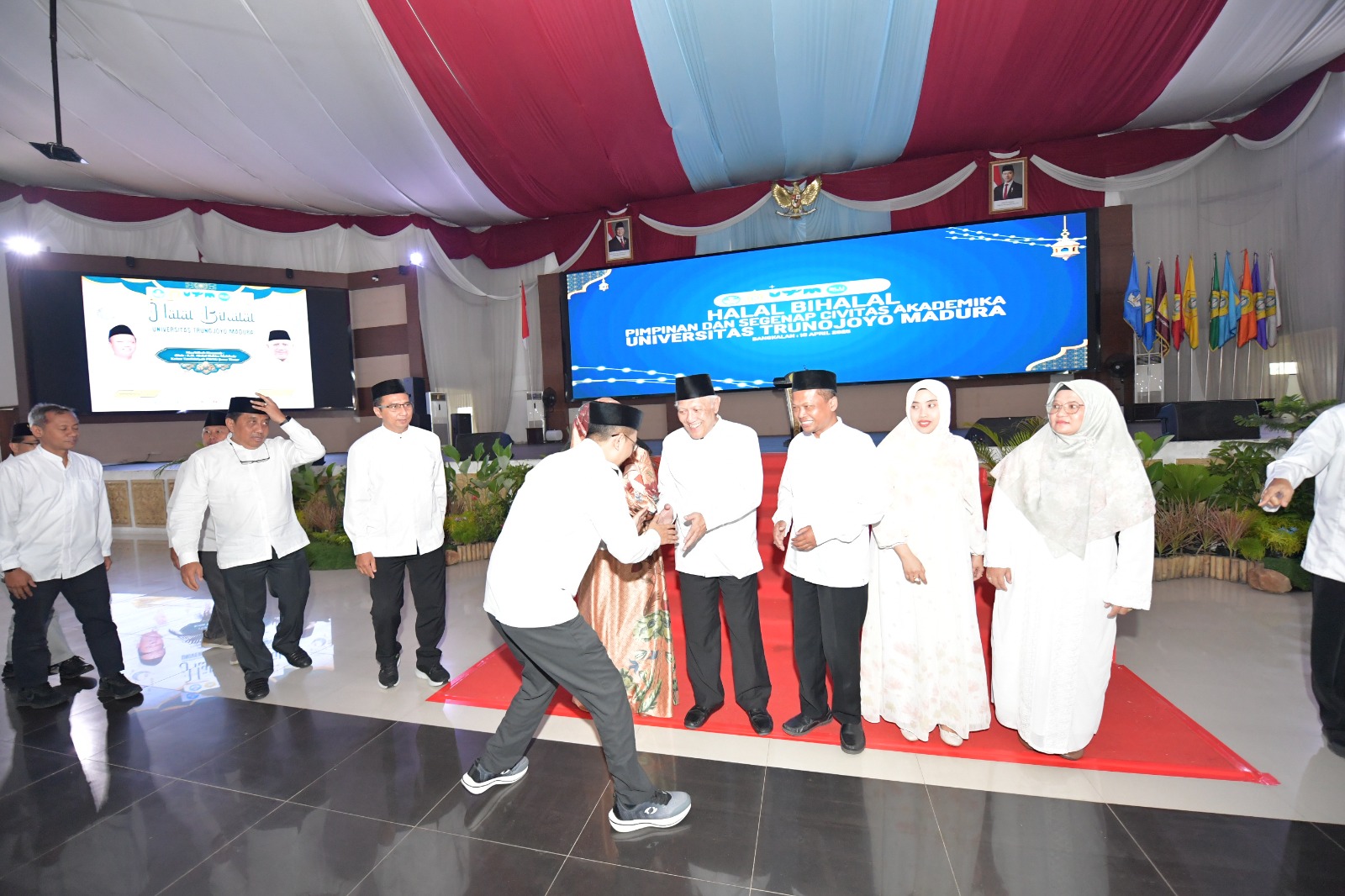 SALING MEMAAFKAN: Civitas academica dan tamu undangan bersalaman dengan Rektor UTM Prof. Safi