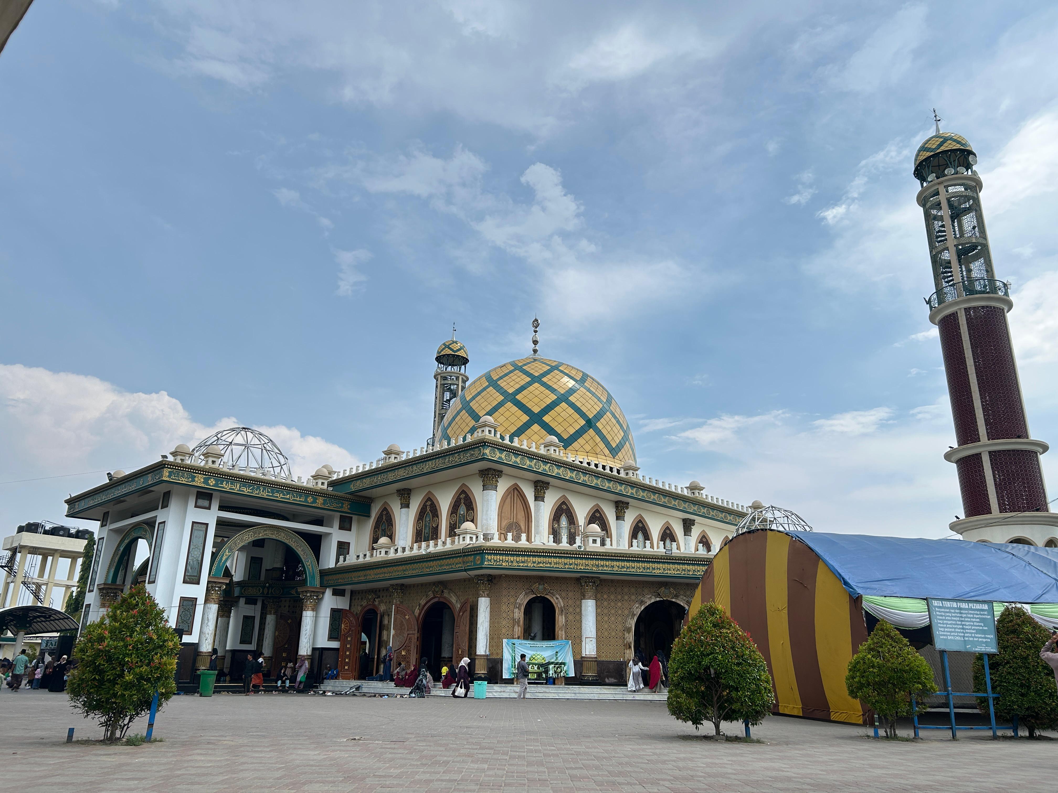 IKON: Peziarah berada di halaman Masjid Syaikhona Muhammad Kholil di Desa Martajasah, Kecamatan Kota Bangkalan, Kamis (10/4). (VIVIN AGUSTIN HARTONO/JPRM)