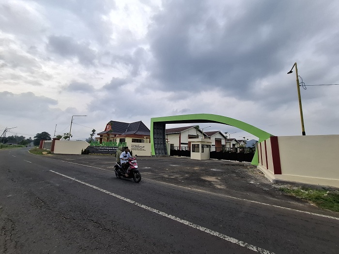 BELUM PRODUKSI: Pengendara sepeda motor melintas di depan gedung APHT yang terletak di Kecamatan Guluk-Guluk, Sumenep, Sabtu (8/2). (MOH. LATIF/JPRM)