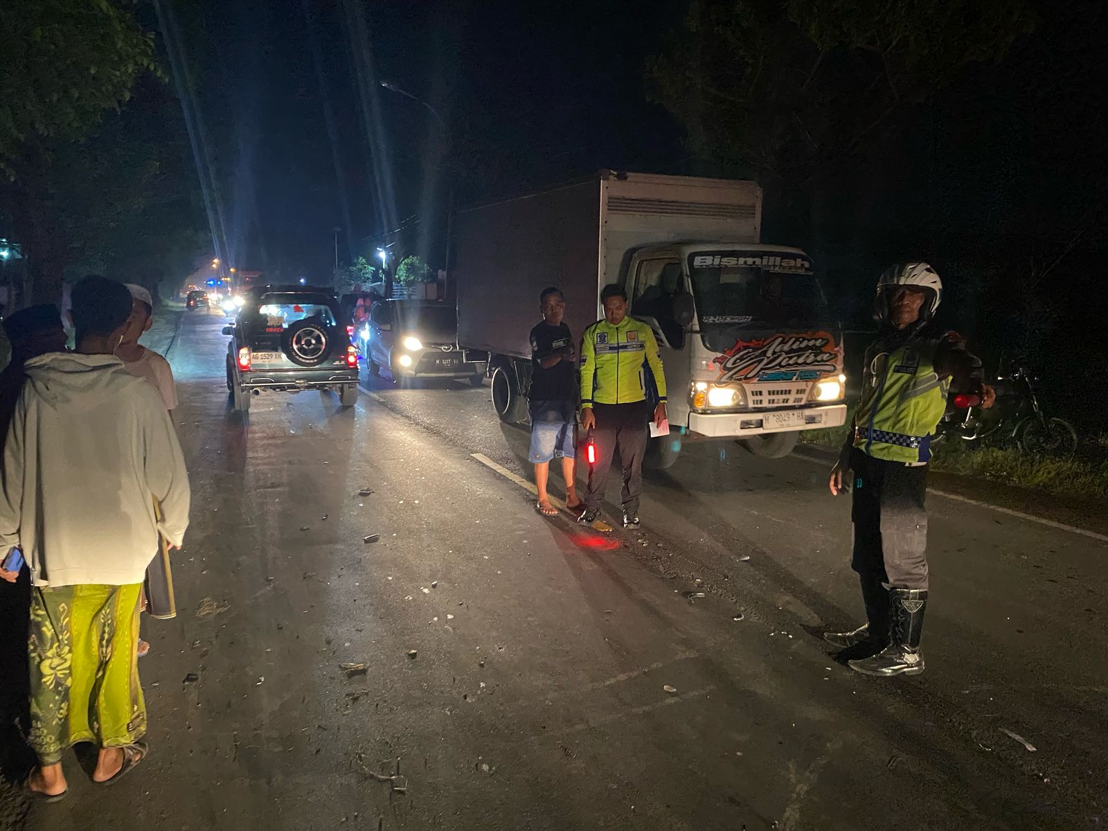 LAKA MAUT: Polisi melakukan olah TKP di jalan raya Desa Ambat, Kecamatan Tlanakan, Pamekasan, Selasa (8/4) malam. (SATLANTAS POLRES PAMEKASAN)