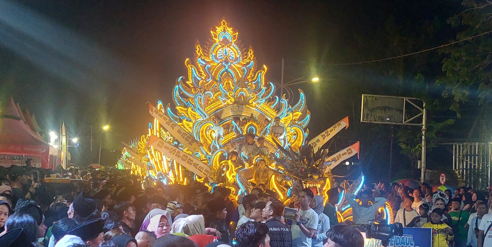 DILESTARIKAN: Kelompok kesenian daul tampil dalam parade daul combo di depan Alun-Alun Trunojoyo, Sampang, Sabtu (5/4) malam. (JUNAIDI PONDIYANTO/JPRM)
