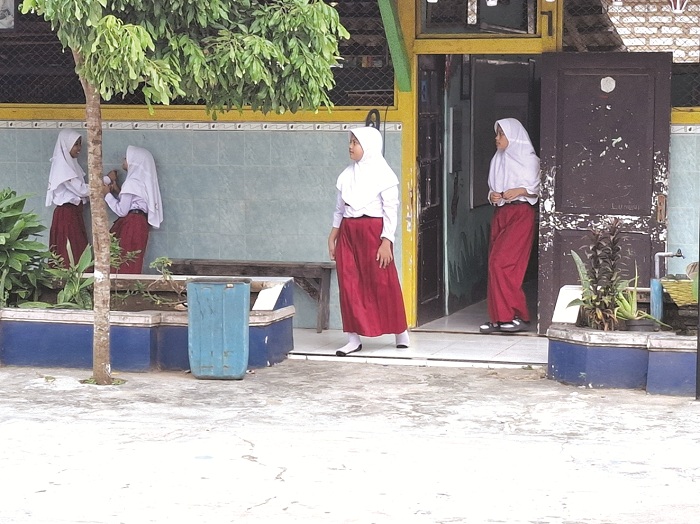 CERIA: Sejumlah murid sedang bermain pada jam istirahat di SDN Pandian 1, Desa Pandian, Kecamatan Kota Sumenep. (MOH. LATIF/JPRM)