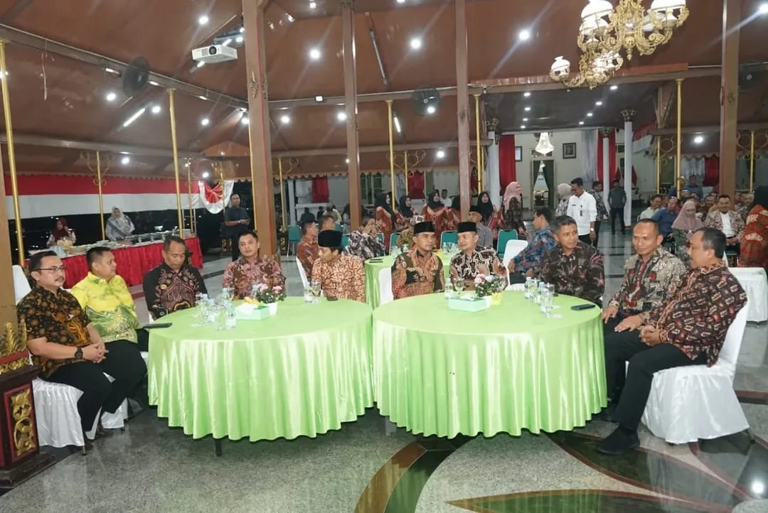 SOLID: Bupati Bangkalan Lukman Hakim (lima dari kanan) dan Wabup Moch. Fauzan Jafar (empat dari kanan), bersama forkopimda saat kegiatan pisah Danlanal Batuporon di Pendopo Agung, Rabu (9/4) malam.