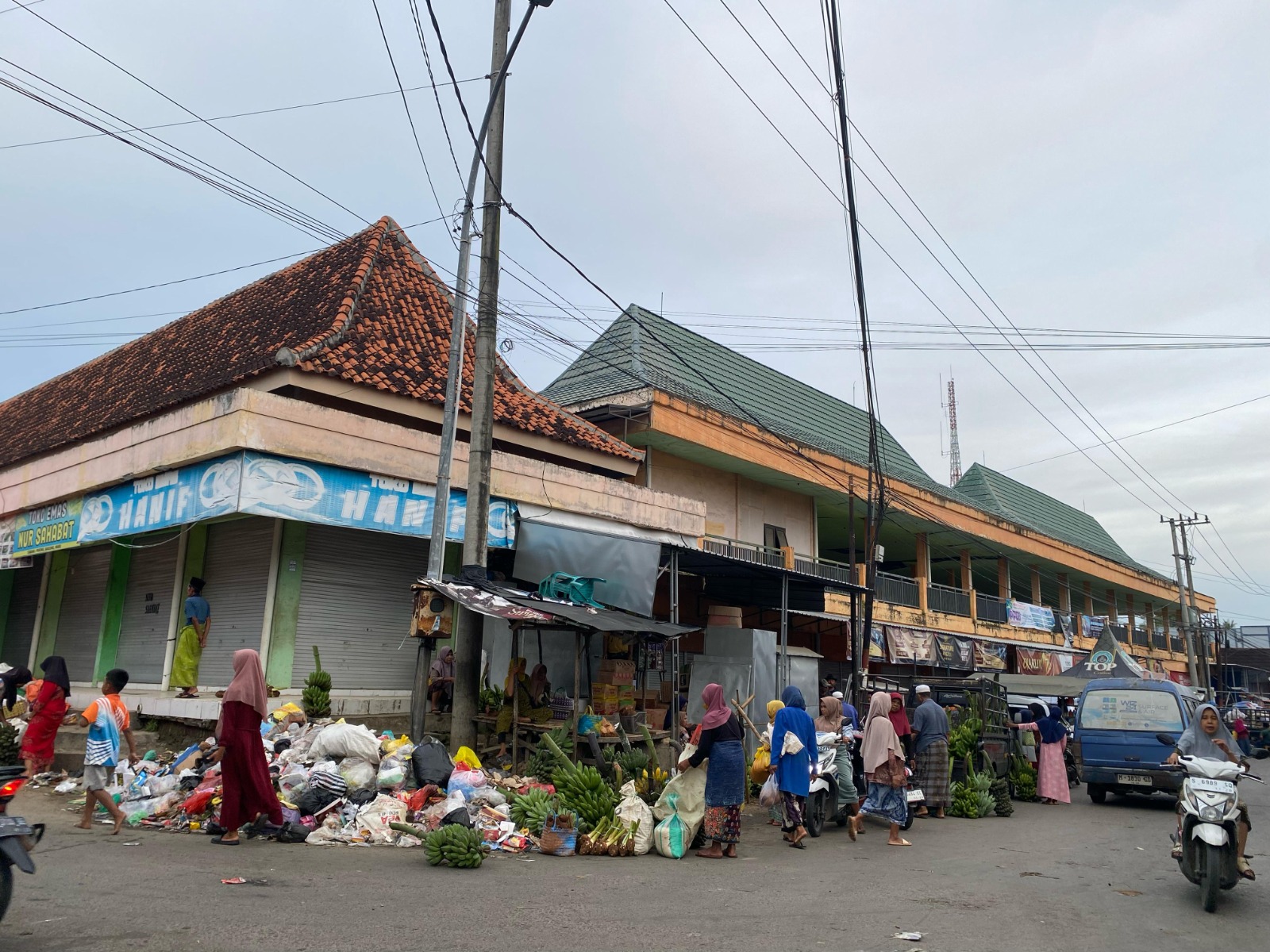 KOTOR: Penampakan tumpukan sampah di area Pasar Pakong Jumat (21/3). (AYU LATIFAH/JPRM)
