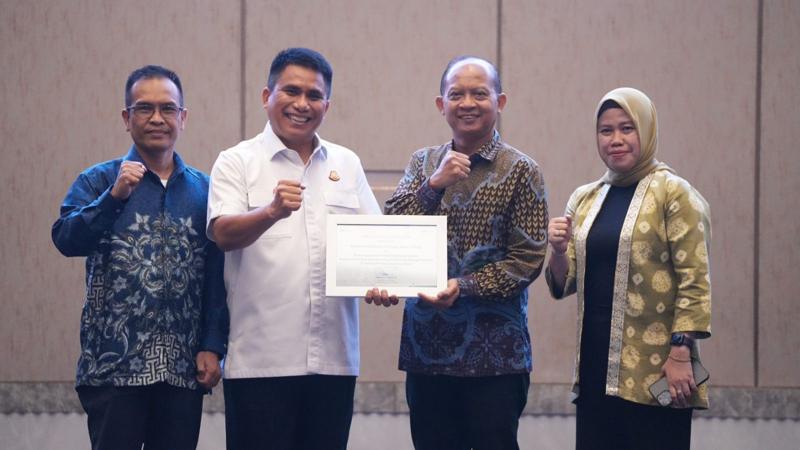 TOP: GM PT PLN UIP JBTB memberikan penghargaan kepada Asdatun Kejati Jatim didampingi Vice President Legal Aset Properti Sumatera, Jawa, Bali, dan Madura PT PLN dan Senior Manager PT PLN UIP JBTB.