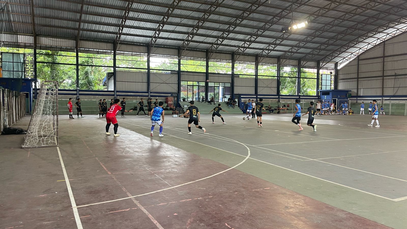BERJUANG: Pemain futsal Pamekasan mengikuti laga uji coba bersama tim futsal Sampang di GOR Indoor Wijaya Kusuma Sampang, Kamis (10/4). (AFK PAMEKASAN UNTUK JPRM)