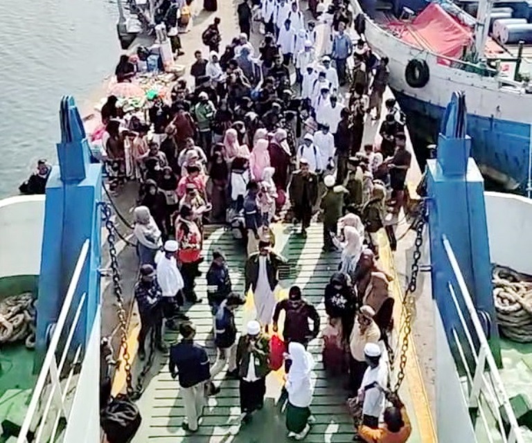 GRATIS: Santri Pondok Pesantren Salafiyah Syafi&rsquo;iyah Sukorejo, Situbondo, asal Pulau Kangean berjalan kaki menuju Kapal Munggiyango Hulalo yang bersandar di Pelabuhan Kangean, Sumenep, Kamis (10/4).