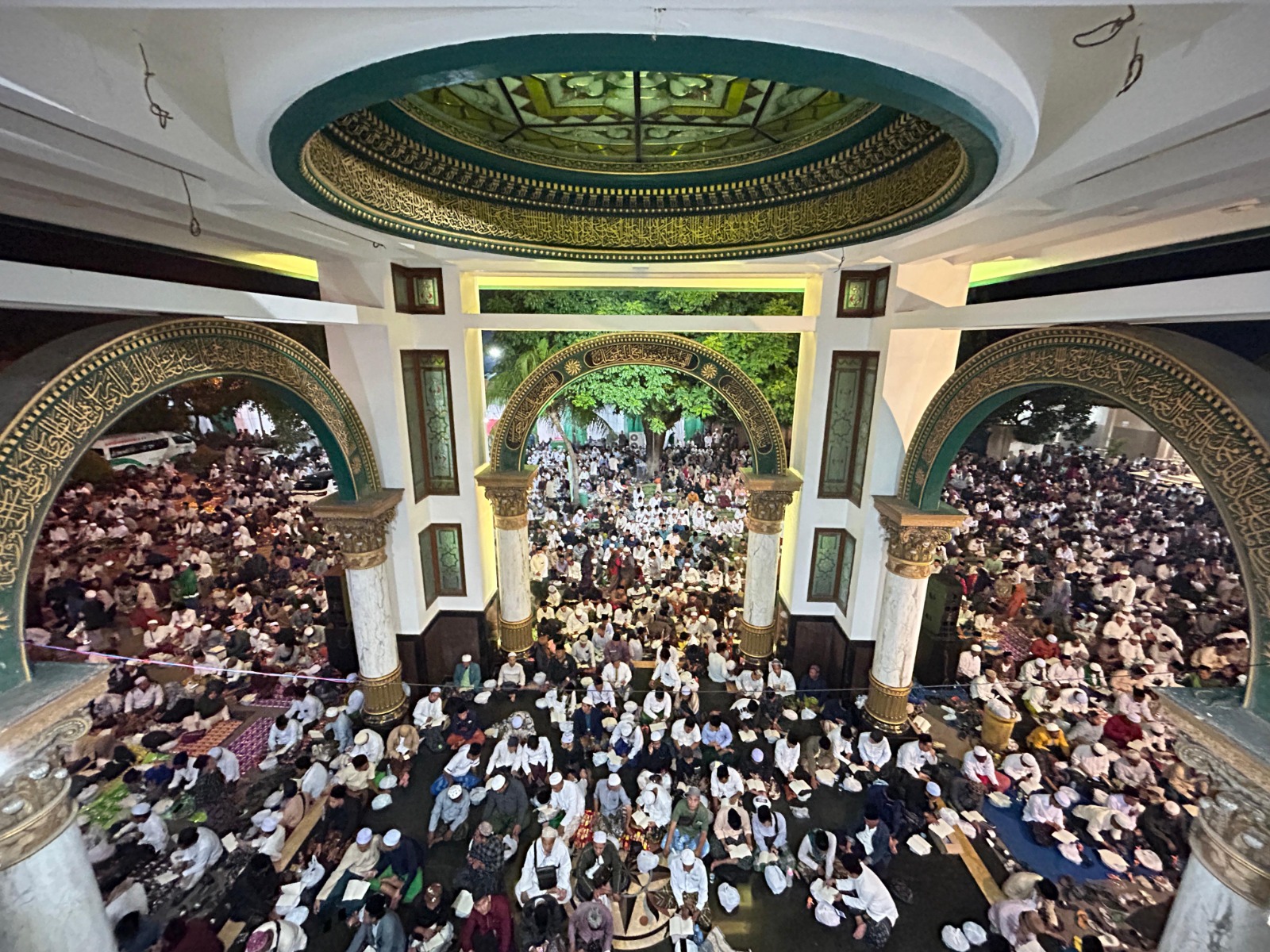 ANTUSIAS: Ribuan umat menghadiri acara Haul Satu Abad Syaikhona Muhammad Kholil di Desa Martajasah, Kecamatan Bangkalan, Jumat (11/4). (VIVIN AGUSTIN HARTONO/JPRM)