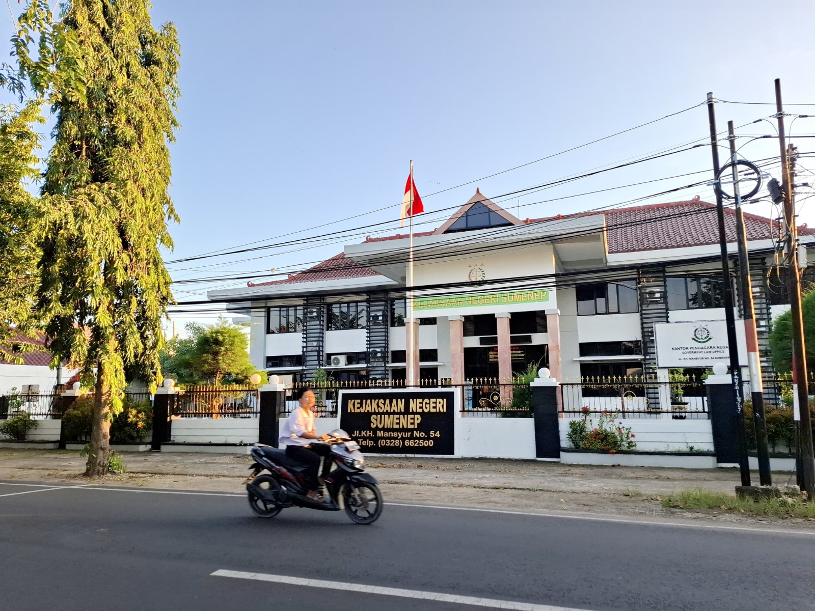 MEGAH: Warga berada di halaman kantor Kejaksaan Negeri Sumenep di Desa Pabian, Kecamatan Kota, Sabtu (12/4). (MOH. IQBAL/JPRM)