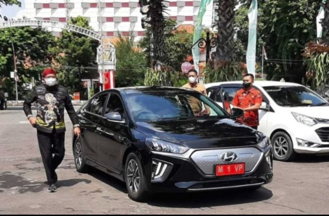 TETAP SETIA: Bupati Sumenep Achmad Fauzi Wongsojudo memastikan tetap akan menggunakan mobil lamanya.