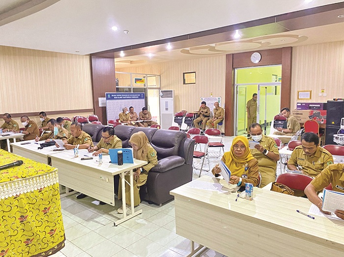 FOKUS: Peserta seleksi JPT pratama menjalani tes kesehatan di RSUD Smart Pamekasan, Selasa (24 September 2024). (AYU LATIFAH/JPRM)